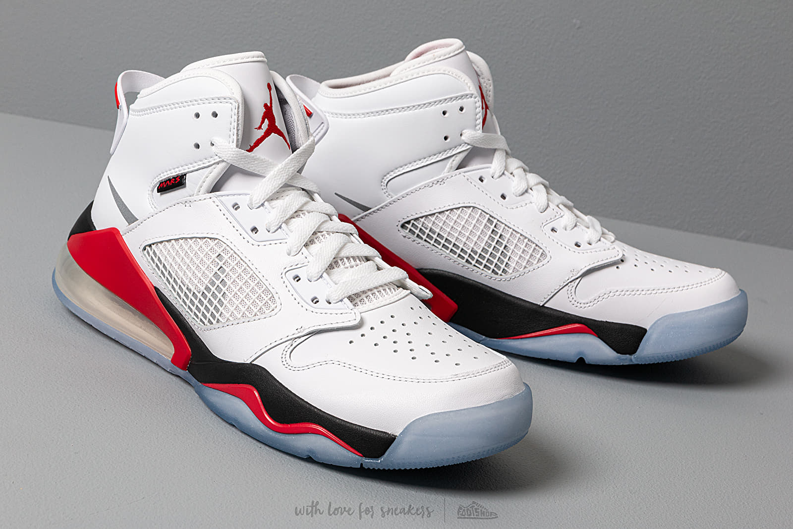 Air jordan mars 270 fire red hot sale
