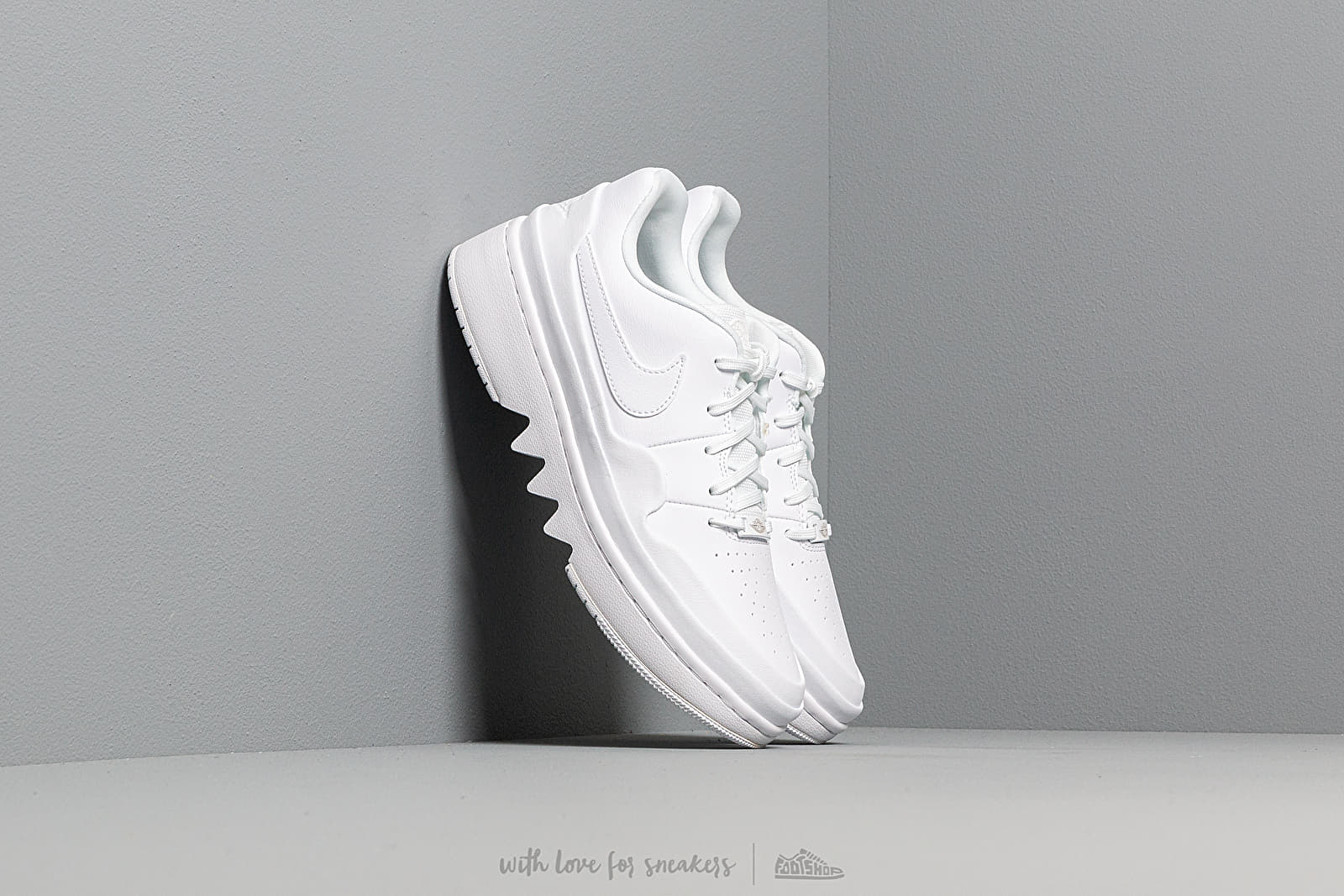 Air jordan wmns 1 hotsell jester xx low laced