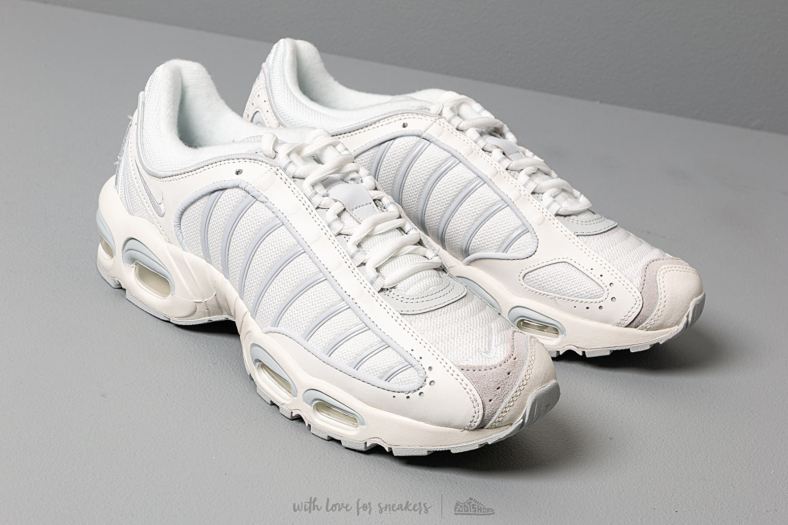Tailwind 4 white clearance