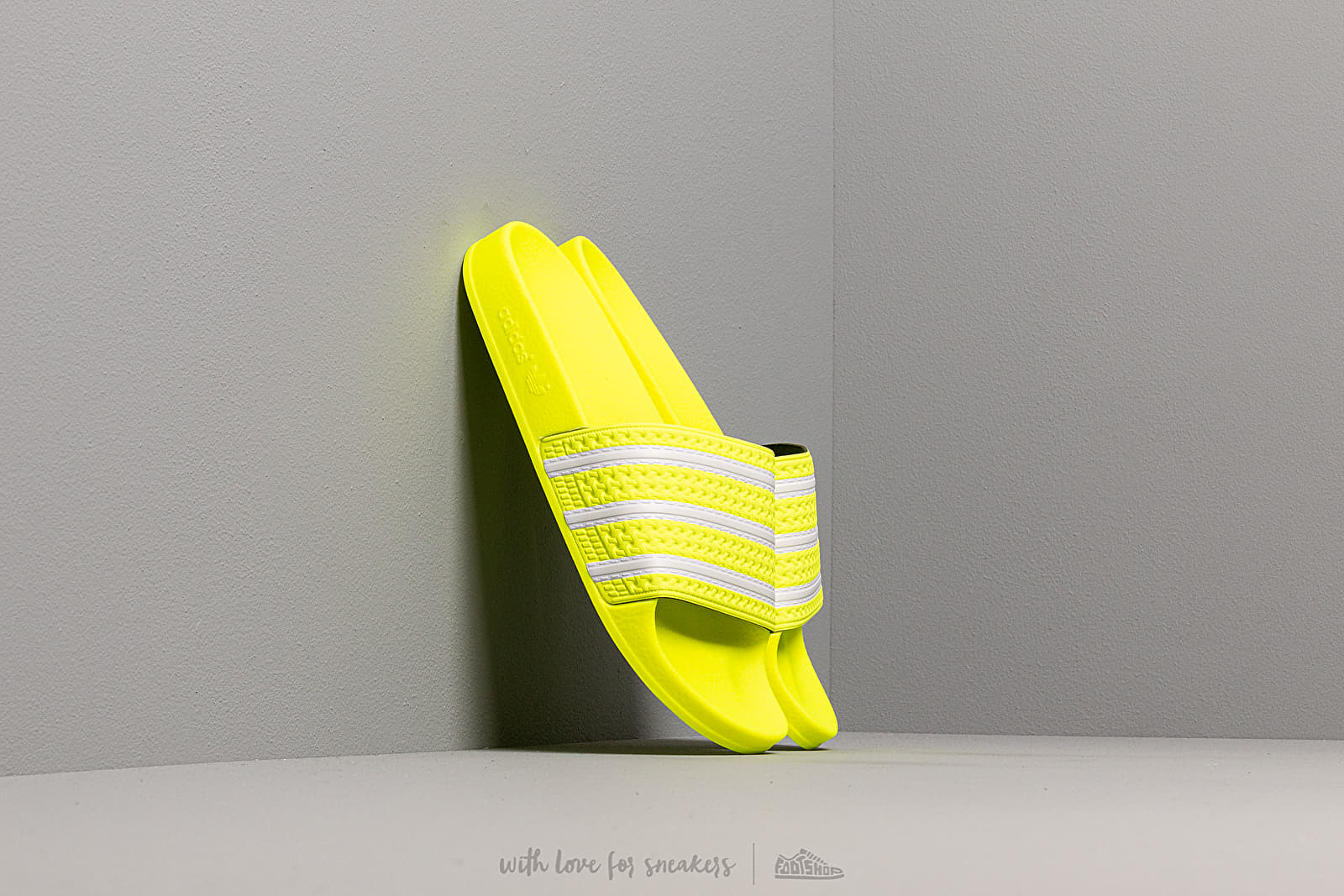 Chaussures et baskets homme adidas Adilette Solar Yellow/ Ftw White/ Solar Yellow