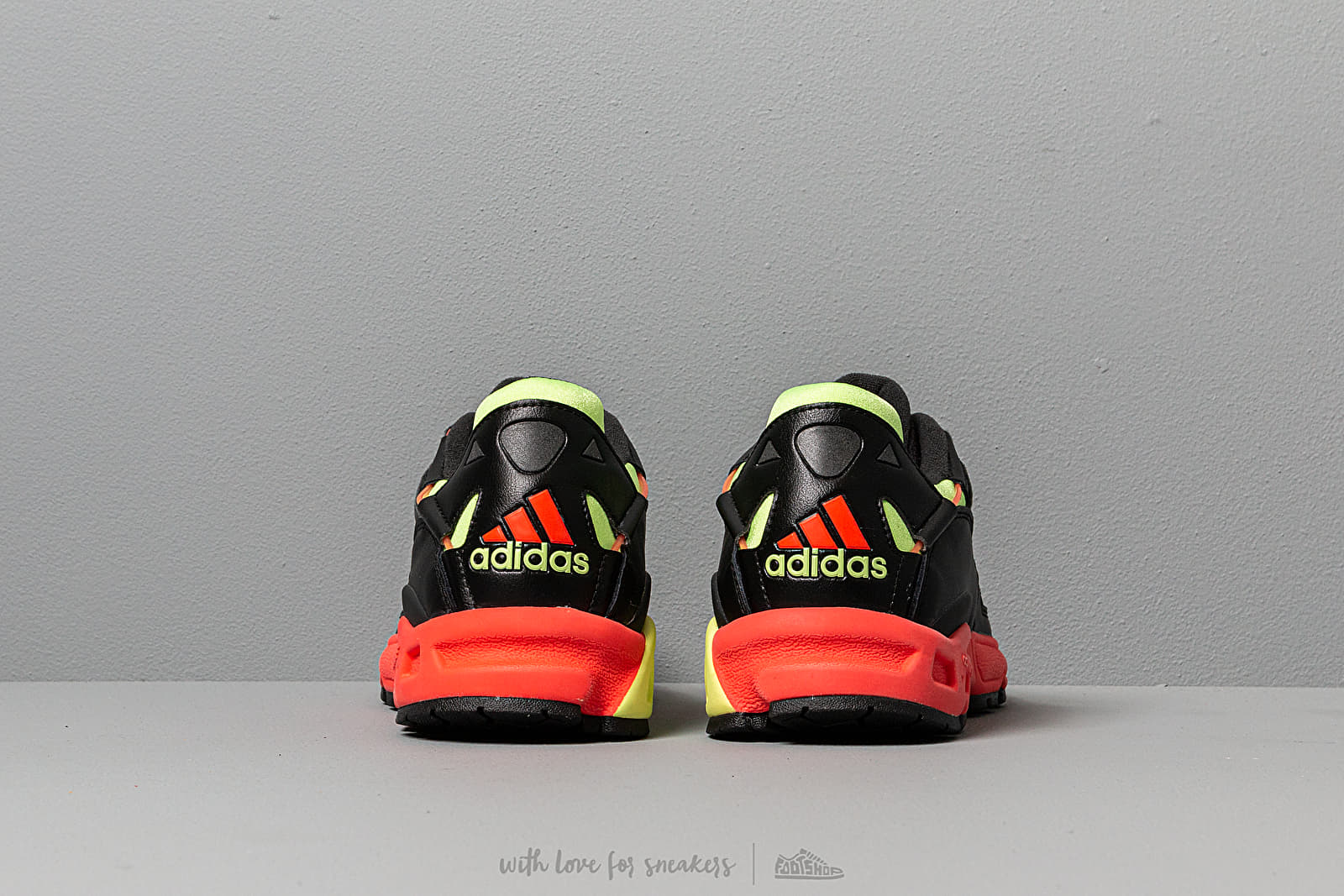 Herren Sneaker und Schuhe adidas LXCON 94 Core Black/ Grey Six/ Solar Red