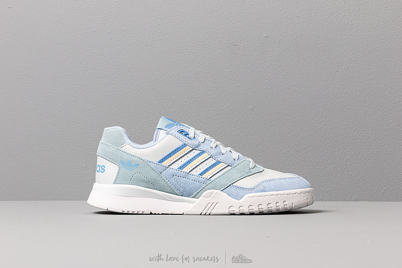 Женская обувь adidas A.R. Trainer W Glow Blue/ Real Blue/ Ash Grey