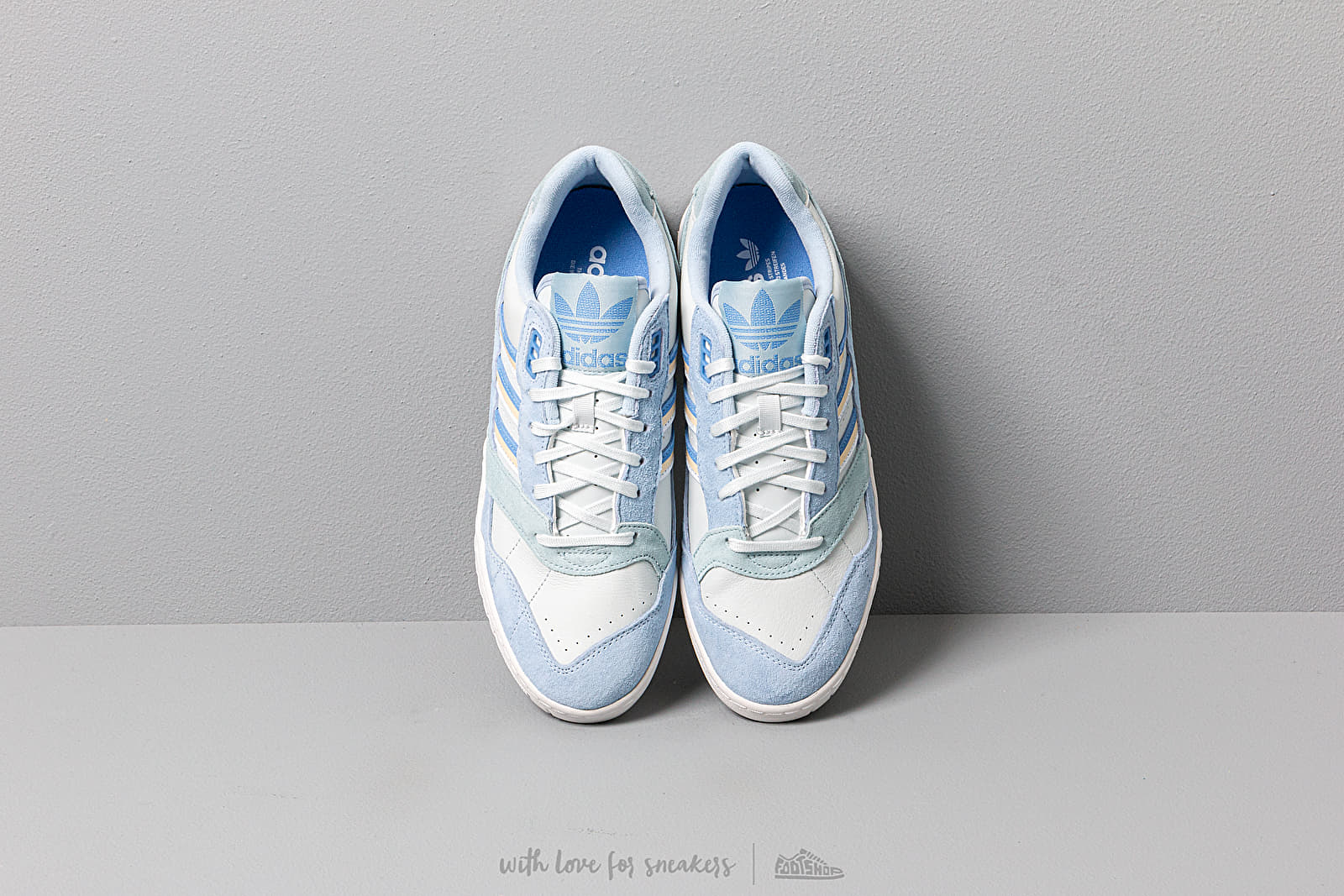 Женская обувь adidas A.R. Trainer W Glow Blue/ Real Blue/ Ash Grey