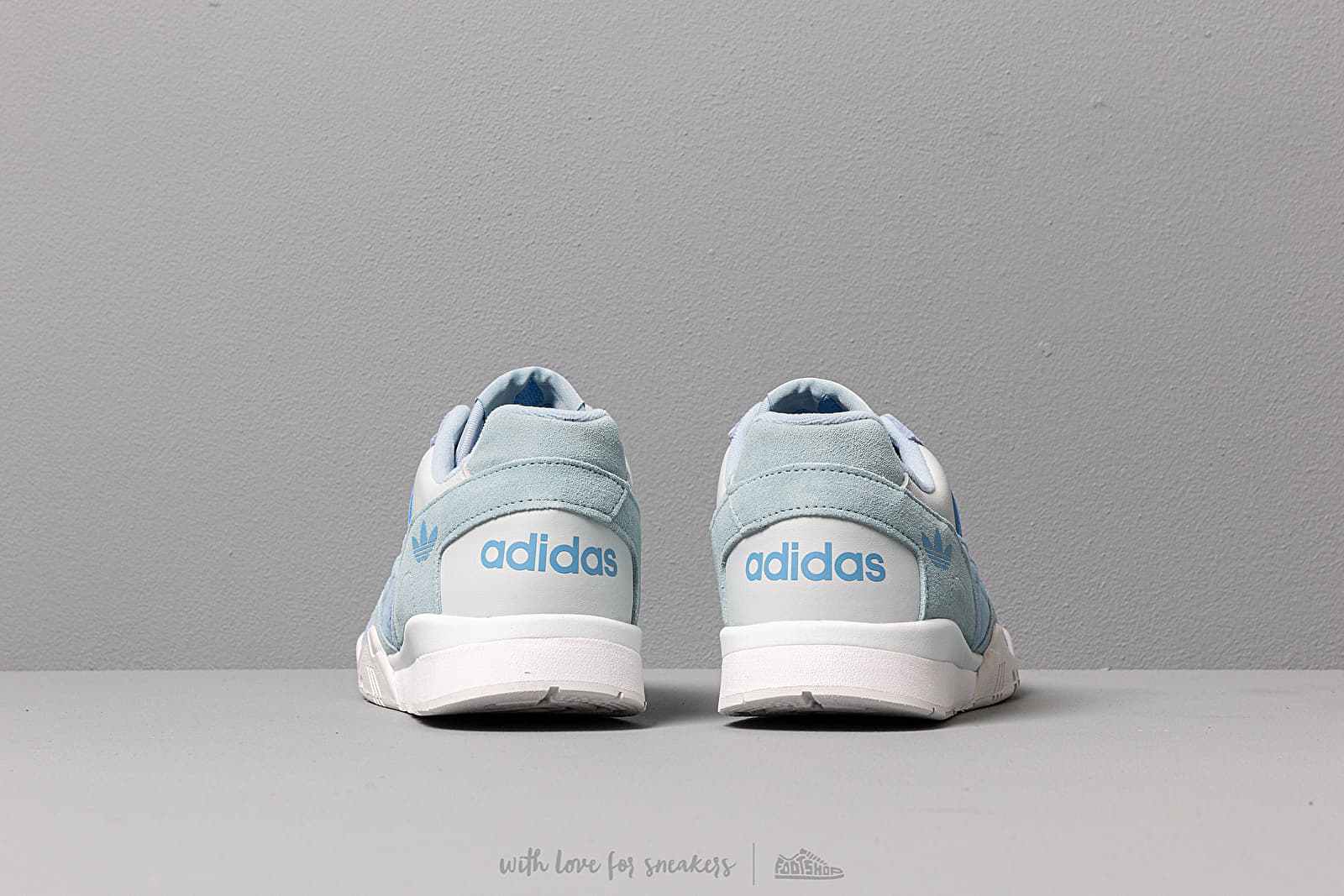 Женская обувь adidas A.R. Trainer W Glow Blue/ Real Blue/ Ash Grey