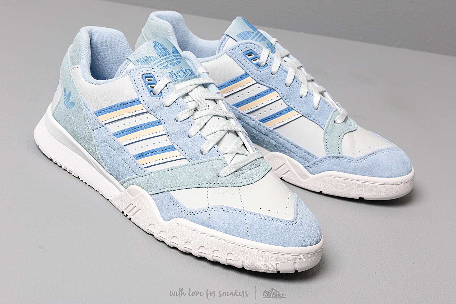 Женская обувь adidas A.R. Trainer W Glow Blue/ Real Blue/ Ash Grey