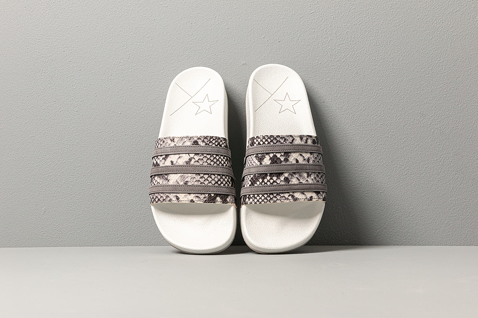 Încălțăminte și sneakerși pentru bărbați adidas Adilette Crystal White/ Grey Four/ Grey Two