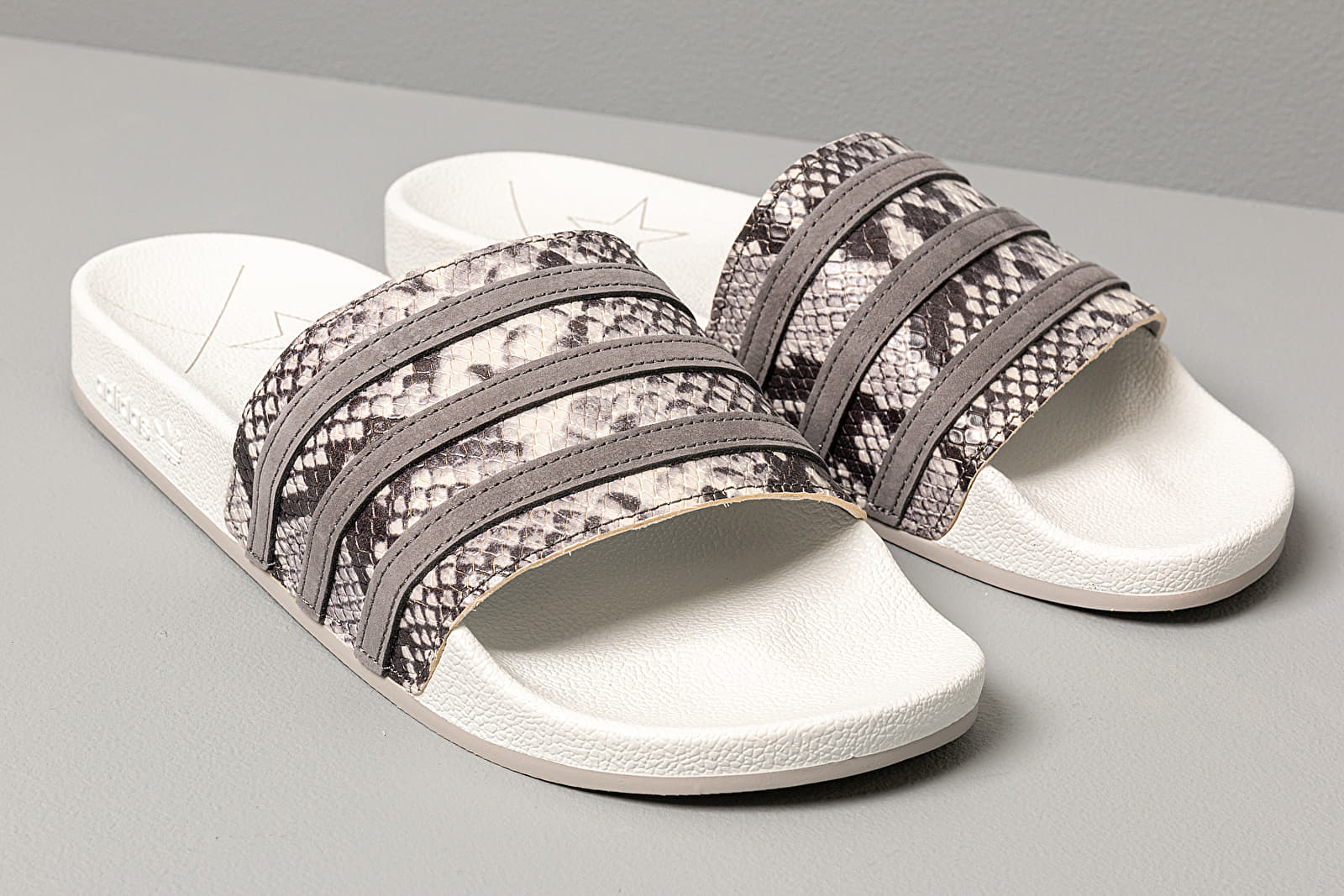 Încălțăminte și sneakerși pentru bărbați adidas Adilette Crystal White/ Grey Four/ Grey Two