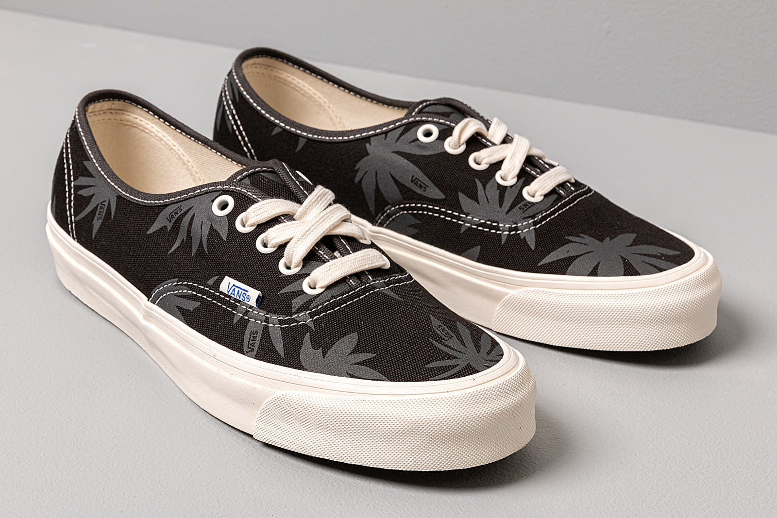 Scarpe uomo Vans OG Authentic LX (Canvas/ Island Leaf) Black Raven