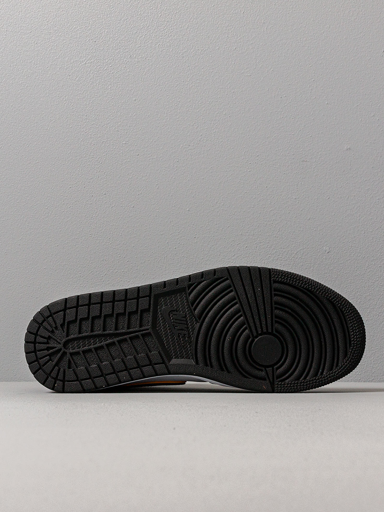 Jordan 1 mid se black/white/gym red/field purple top