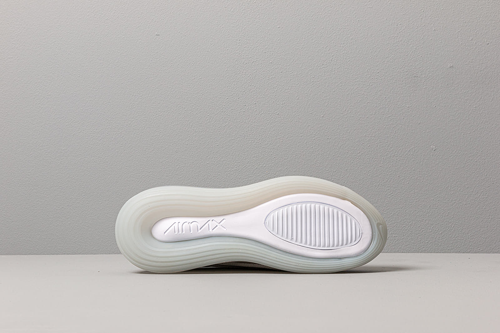 Sko til kvinder Nike W Nike Air Max 720 White/ White-Mtlc Platinum-Pure Platinum