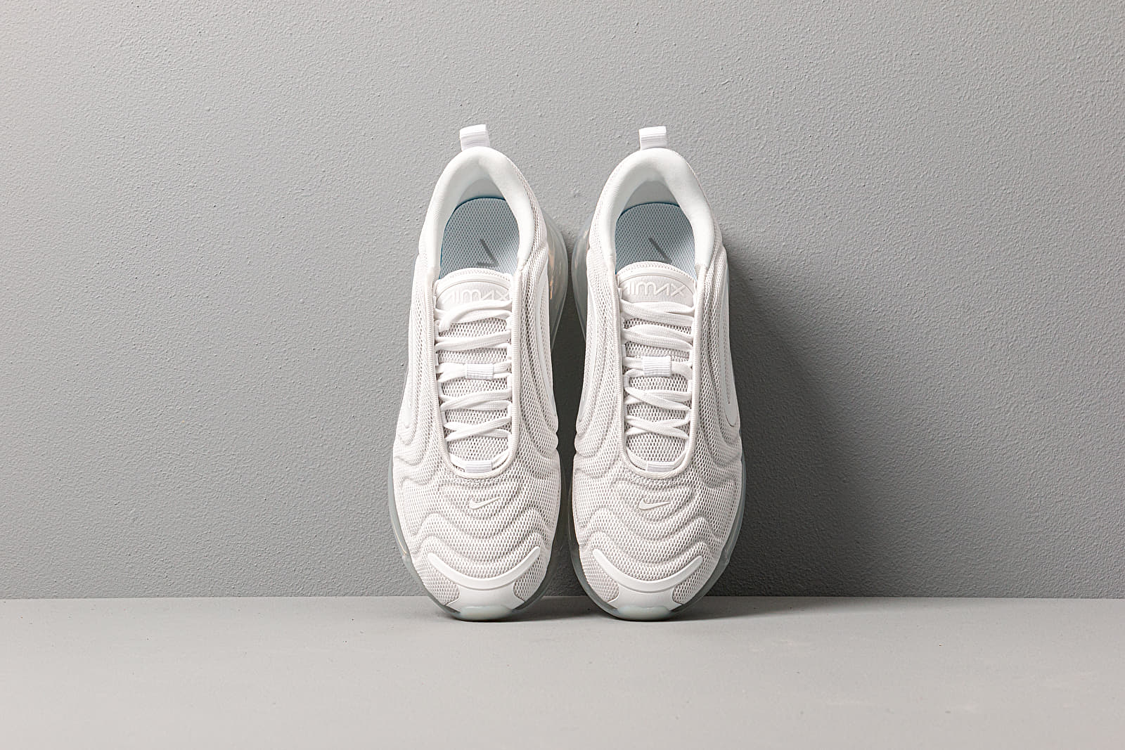 Sko til kvinder Nike W Nike Air Max 720 White/ White-Mtlc Platinum-Pure Platinum
