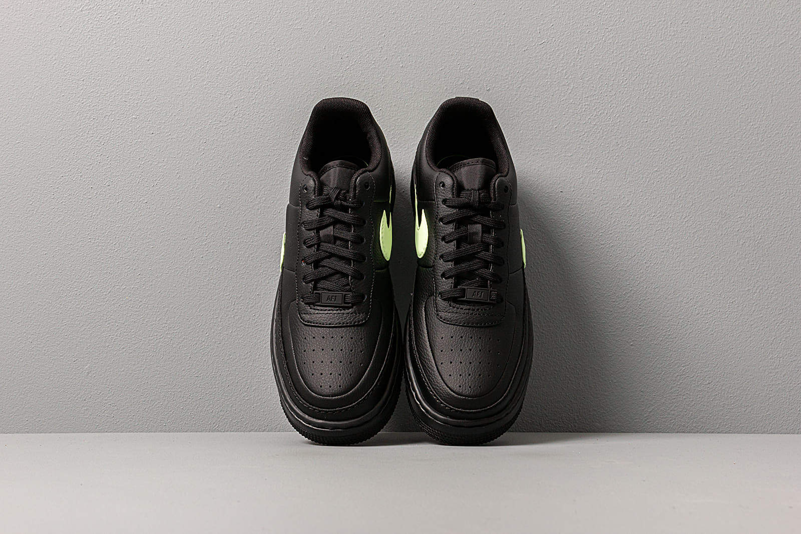 Dámské tenisky a boty Nike Wmns Air Force 1 Jester XX Black/ Barely Volt