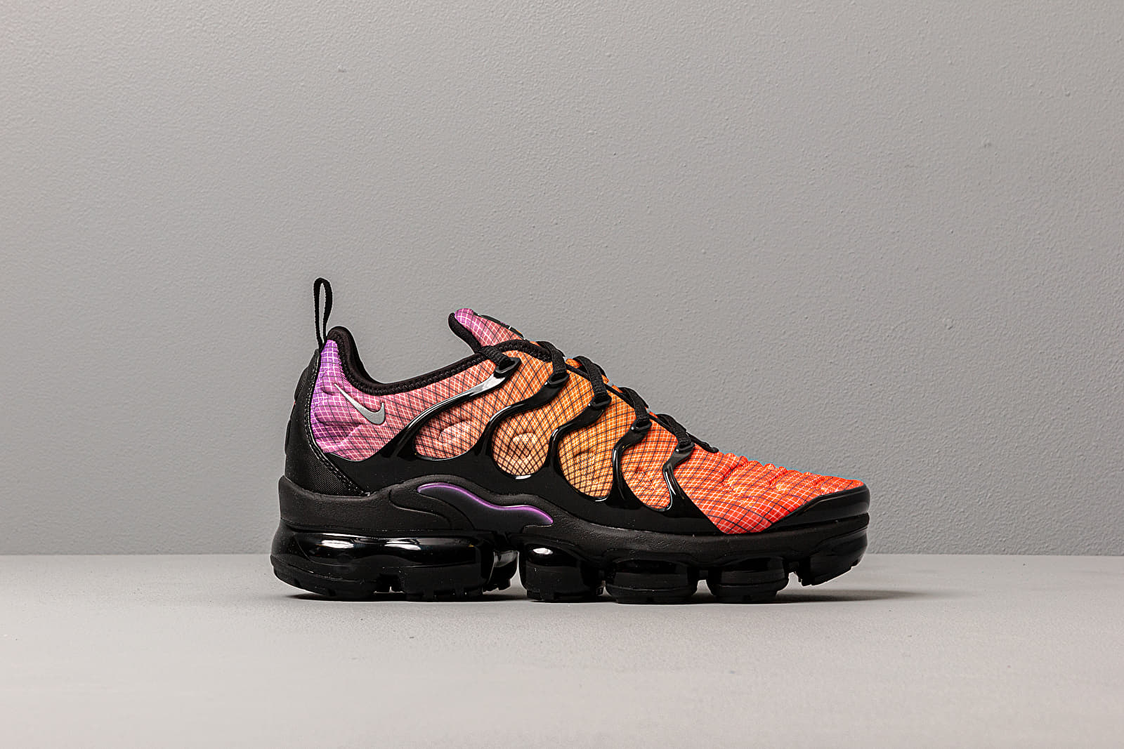 Bright crimson vapormax plus shirt clearance