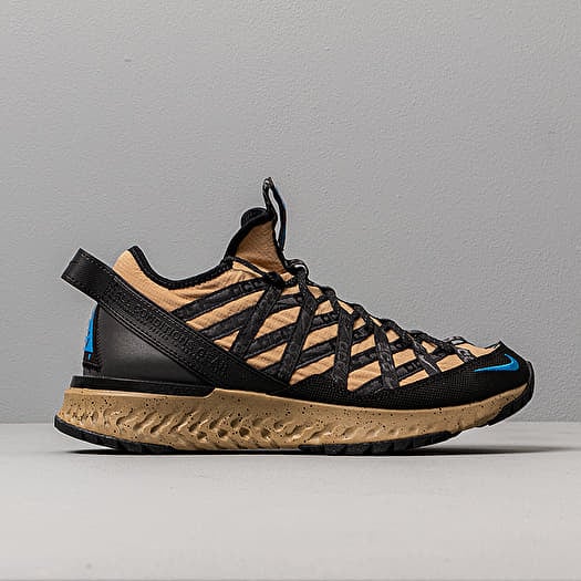 Nike terra react top