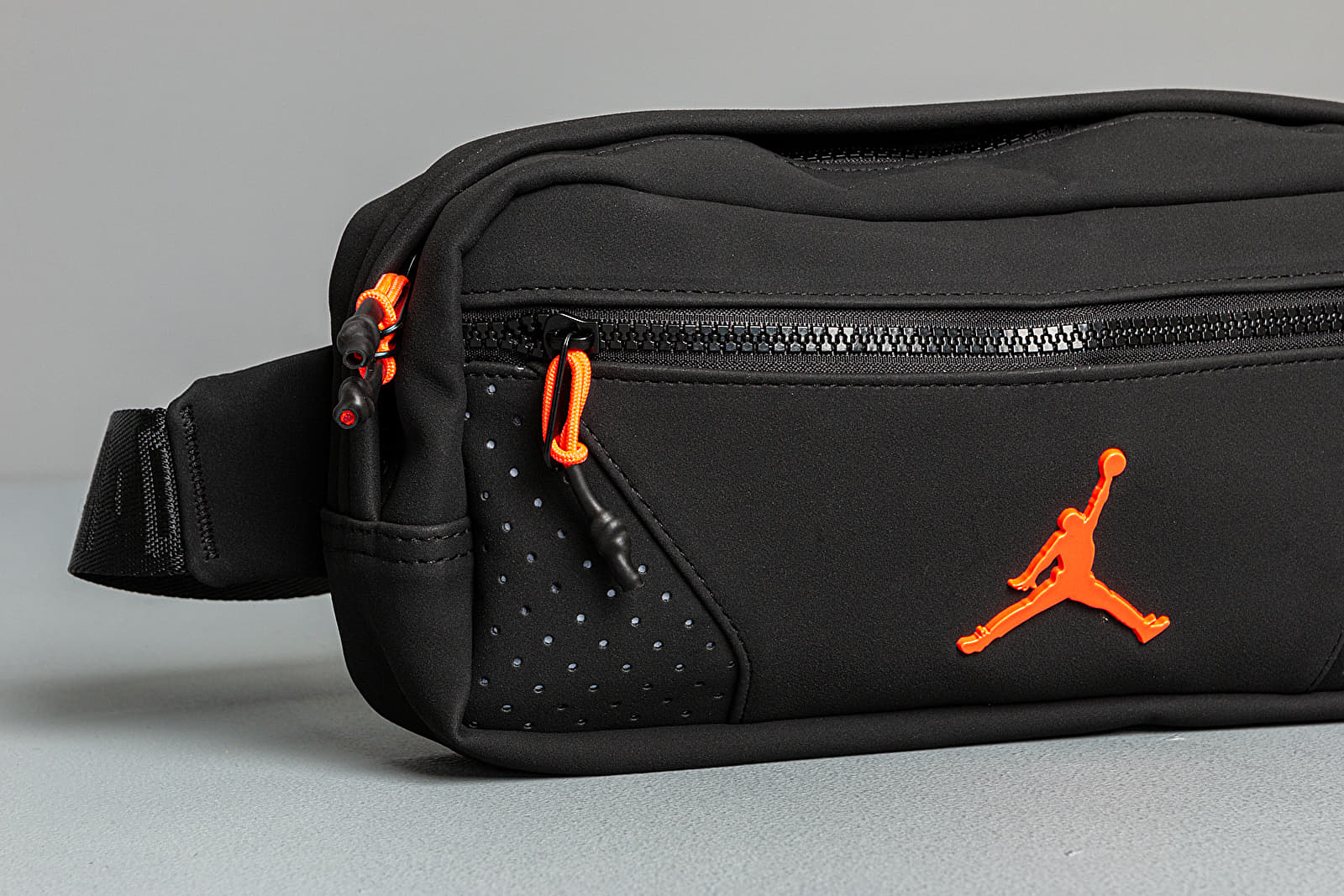 Hip bags Jordan Retro 6 Crossbody Bag Black Infrared Footshop
