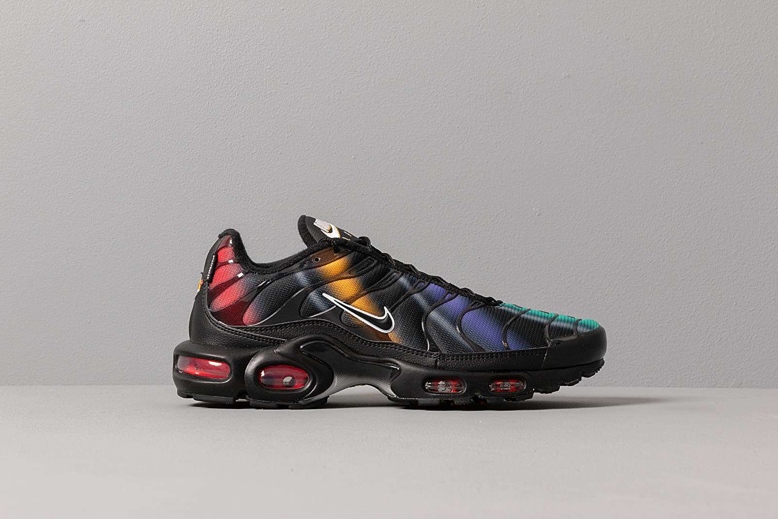 Air max plus black/flash crimson/kinetic green se / game changer store