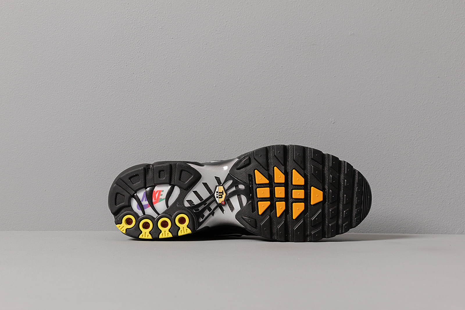 Black/flash crimson/kinetic green air max plus shop
