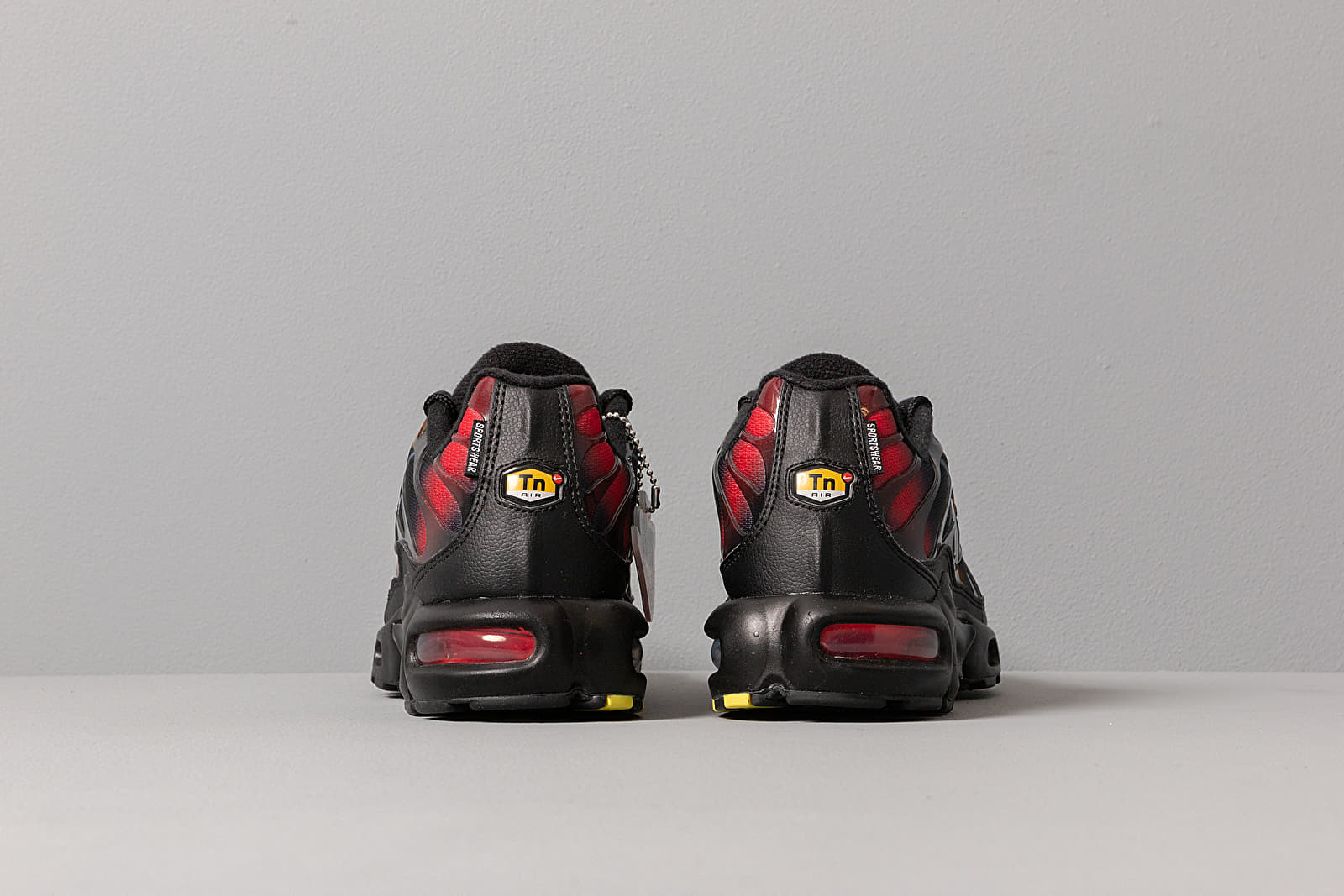 Nike air max plus black/flash crimson/kinetic green top
