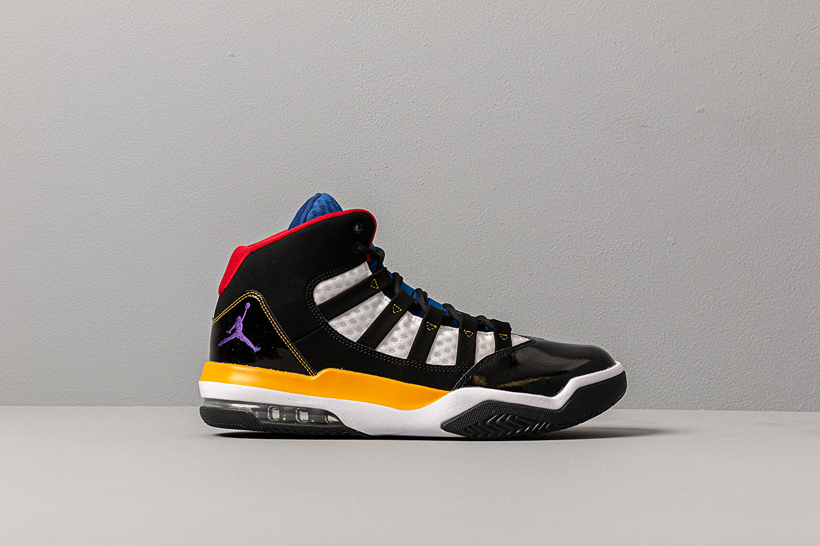 Jordan max aura store black and yellow