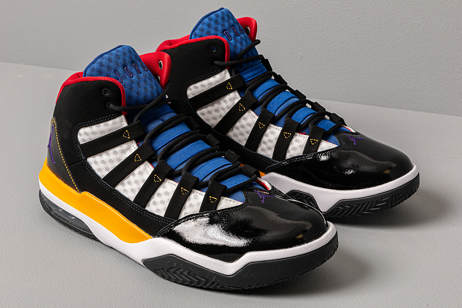 Jordan max aura deals white black purple