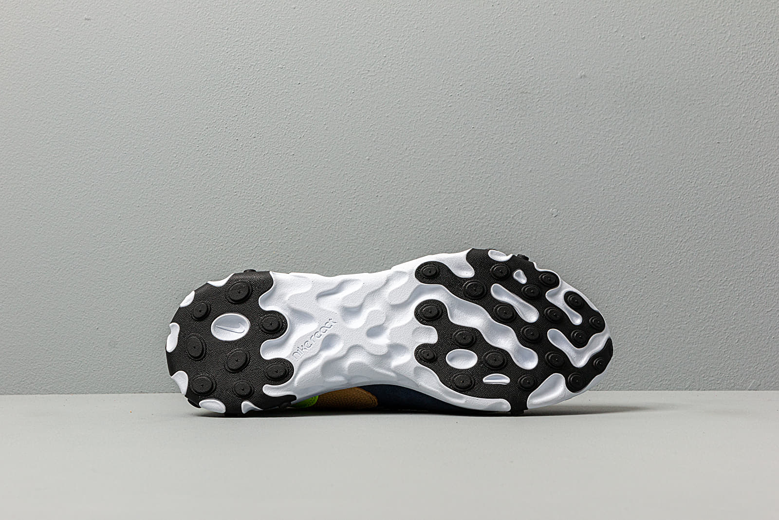 Nike react sertu black volt store