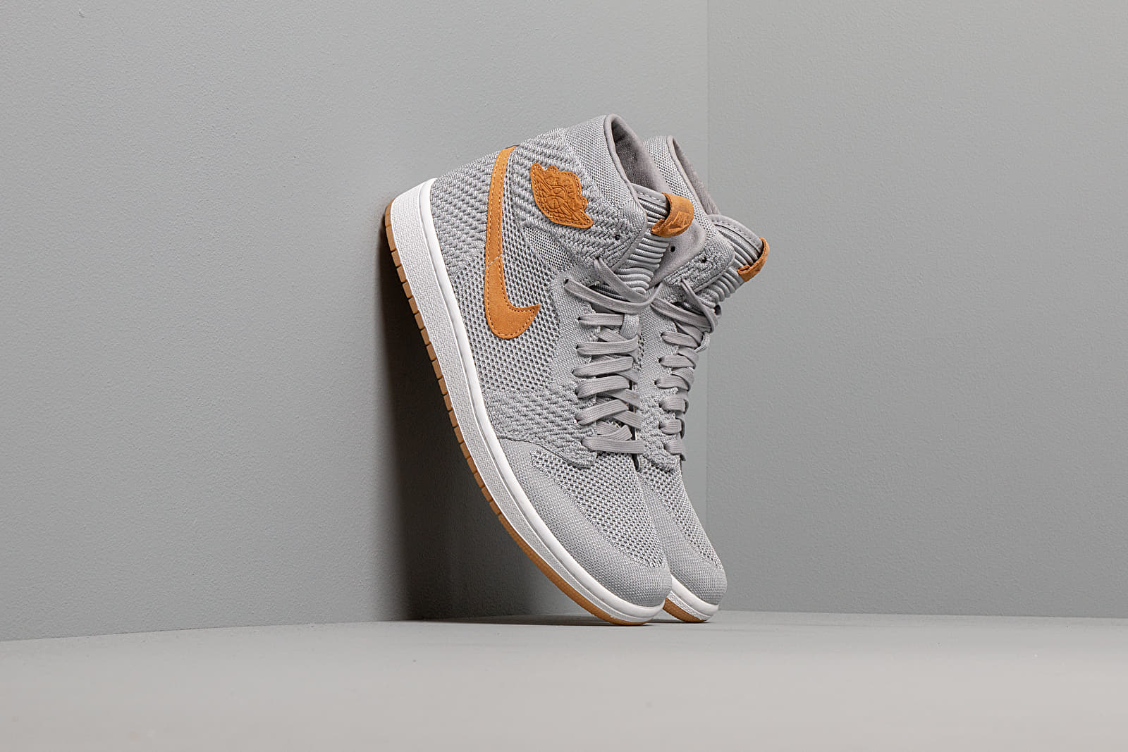 Nike air jordan 1 retro high flyknit best sale wolf grey e amp; golden harvest