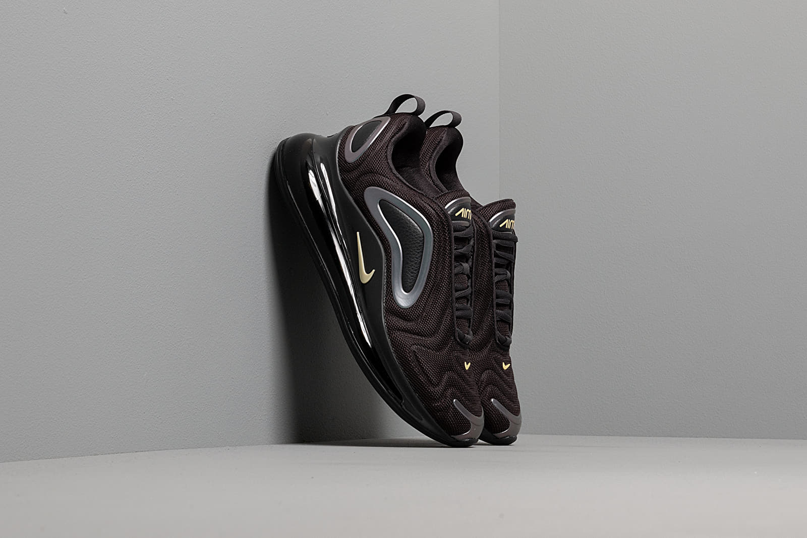 Air max 720 black yellow hotsell