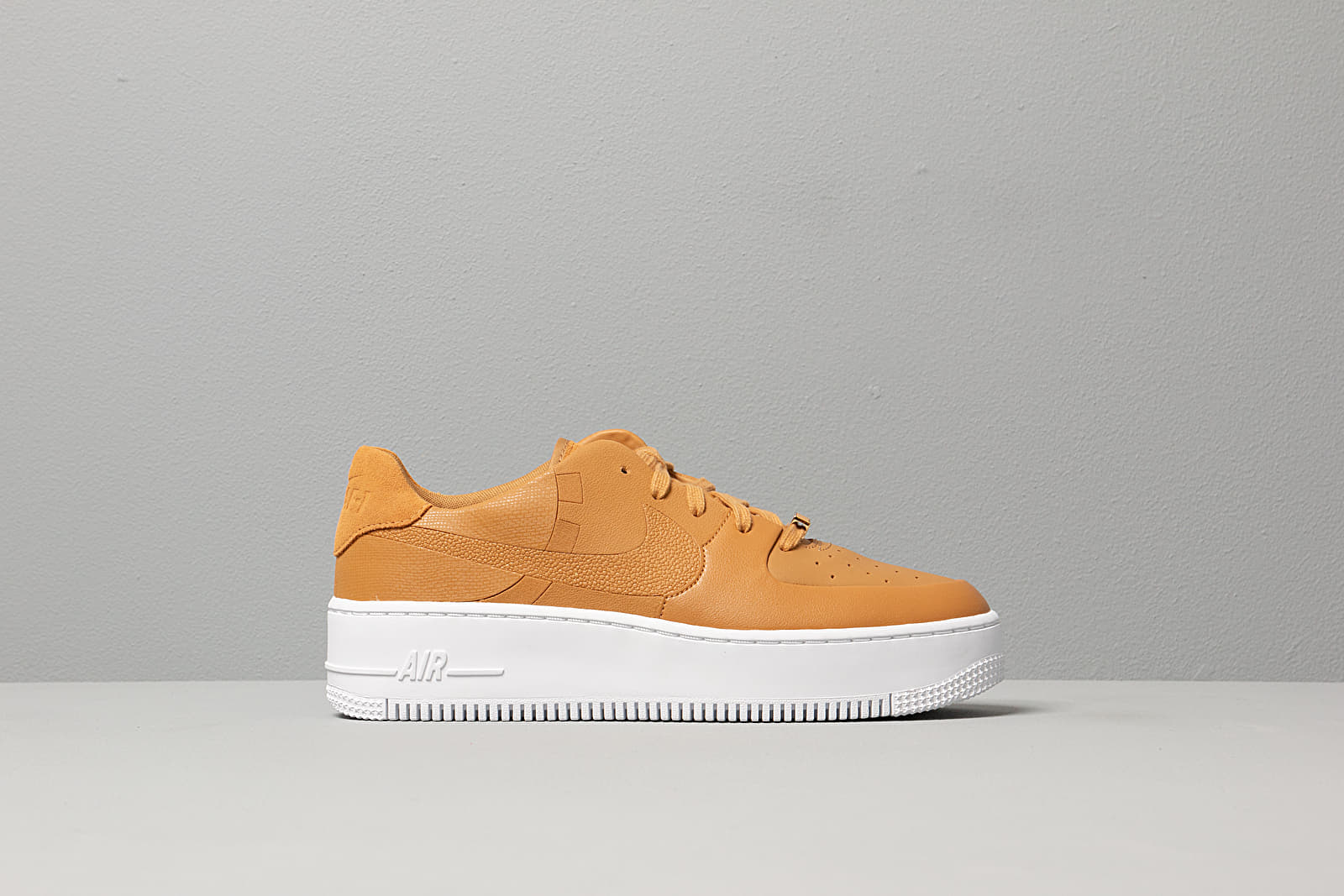 Damen Sneaker und Schuhe Nike W Air Force 1 Sage Low LX Wheat/ Wheat-Metallic Gold-White