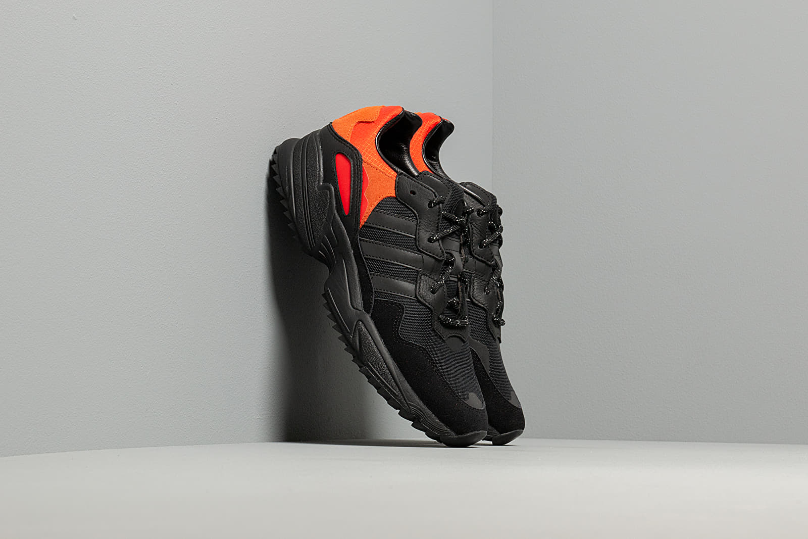 Chaussures et baskets homme adidas Yung-96 Trail Core Black/ Trace Green Metalic/ Flace Orange