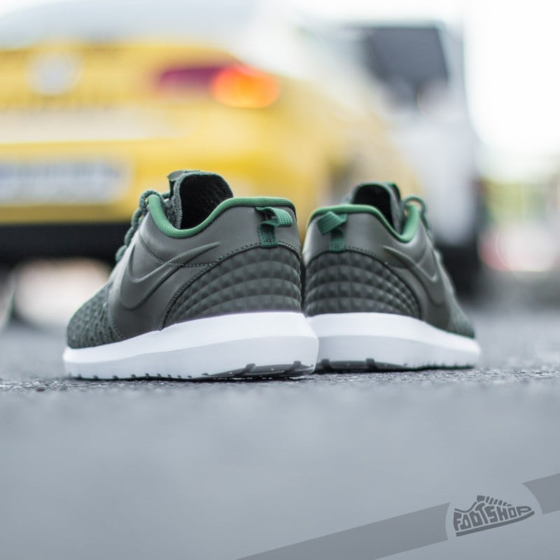 Roshe run flyknit top black sequoia