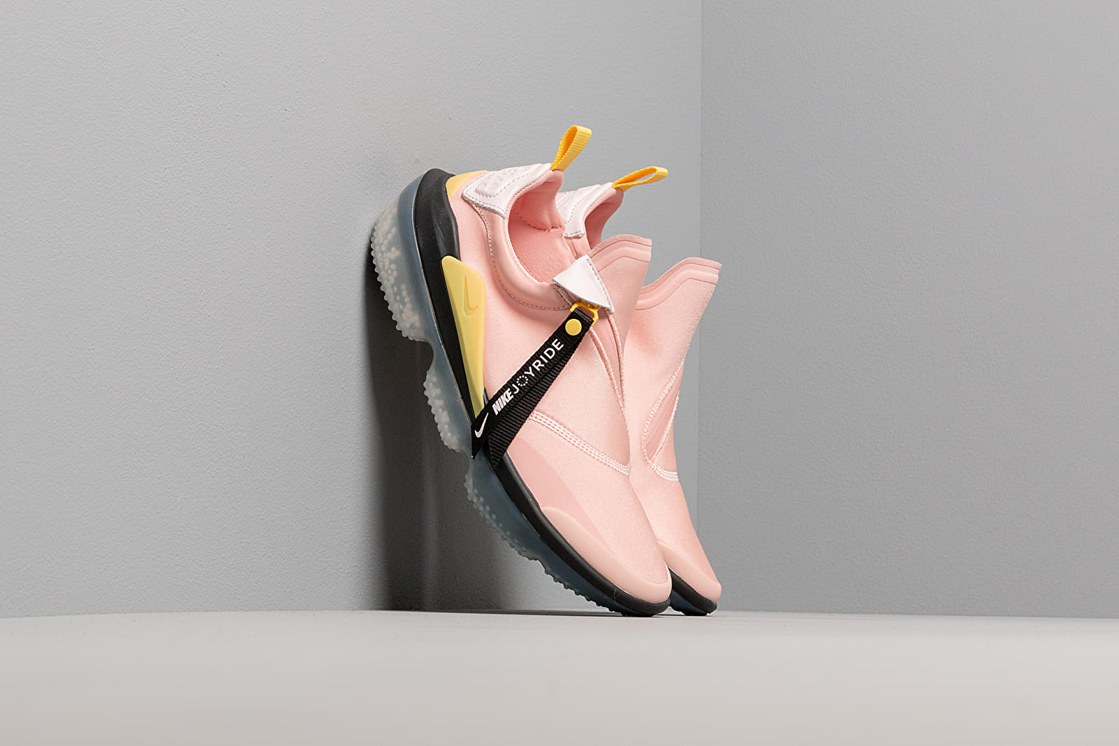 Дамски кецове и обувки Nike W Joyride Optik Coral Stardust/ Chrome Yellow