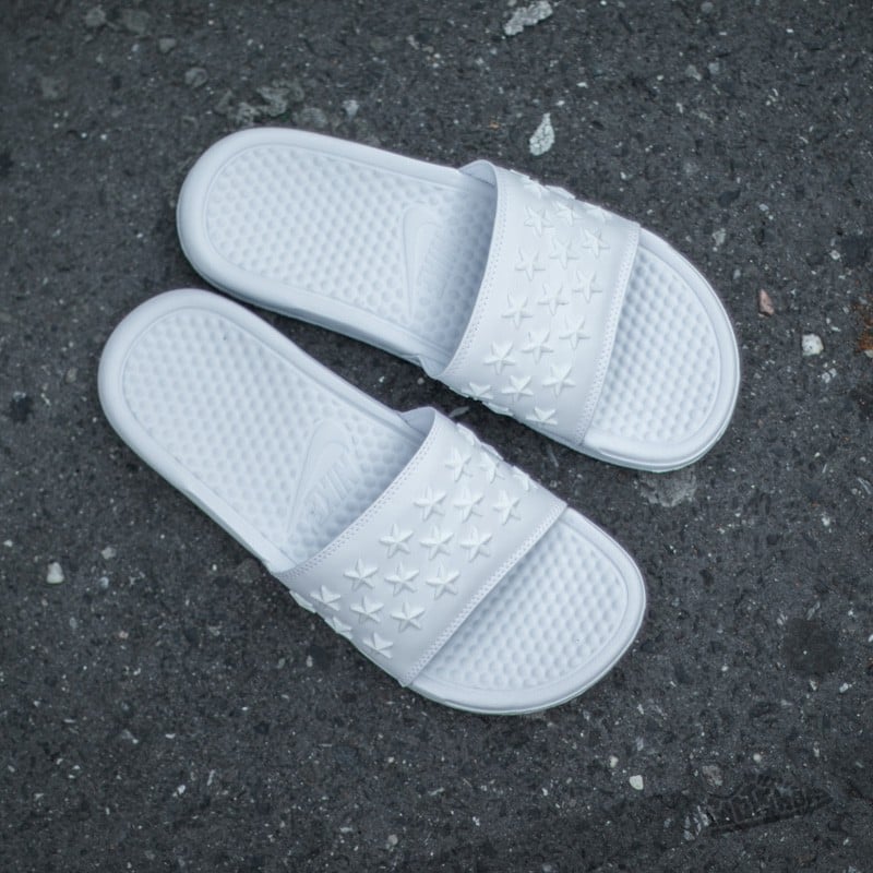 Nike benassi deals all white
