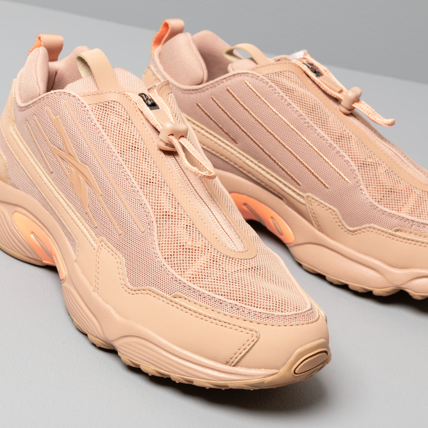 Women s shoes Reebok x Gigi Hadid DMX Series 2200 Zip Panton