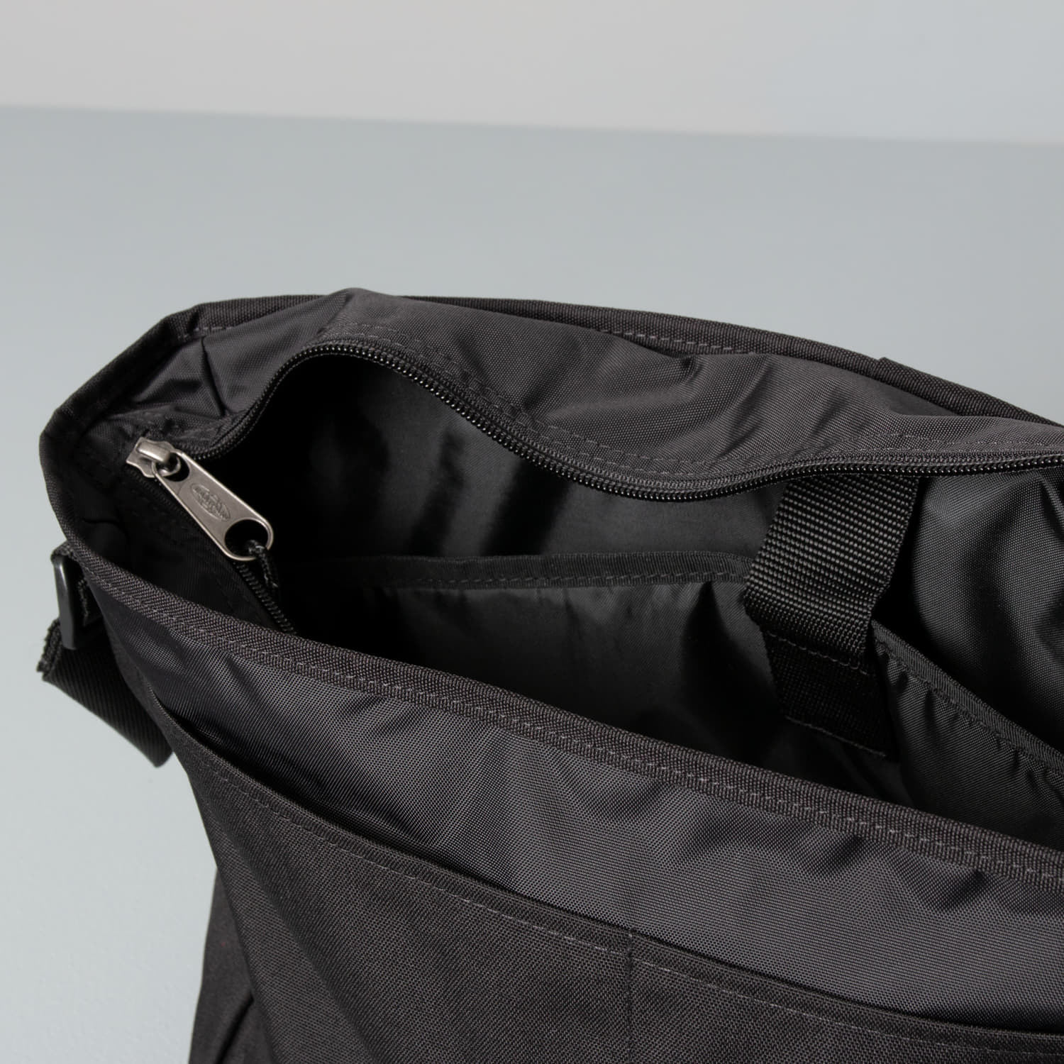 Torby przez ramię EASTPAK Delegate + Shoulder Bag Black