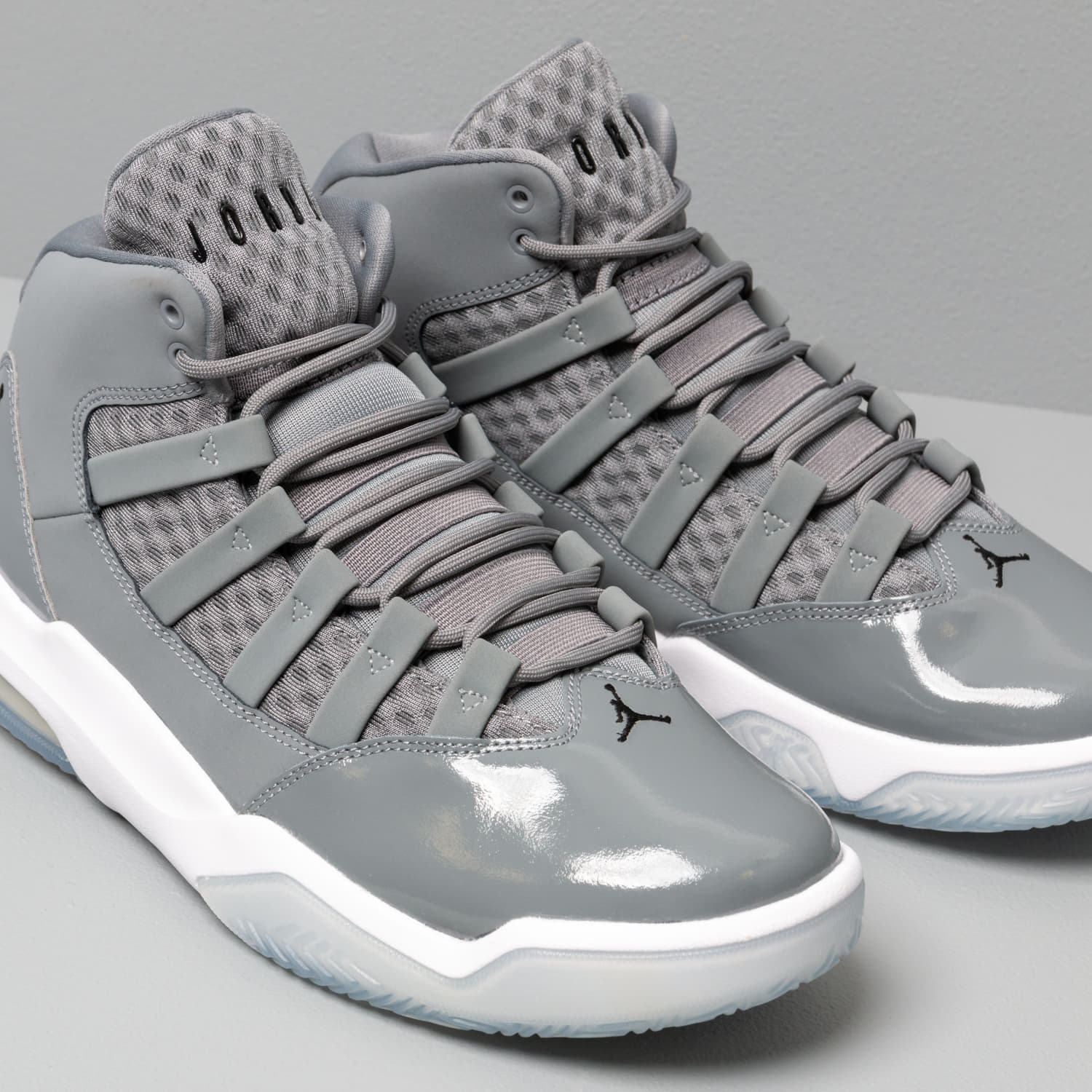 Jordan max aura grijs sales