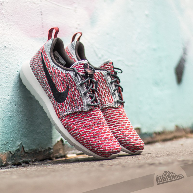 Roshe run flyknit bright crimson discount