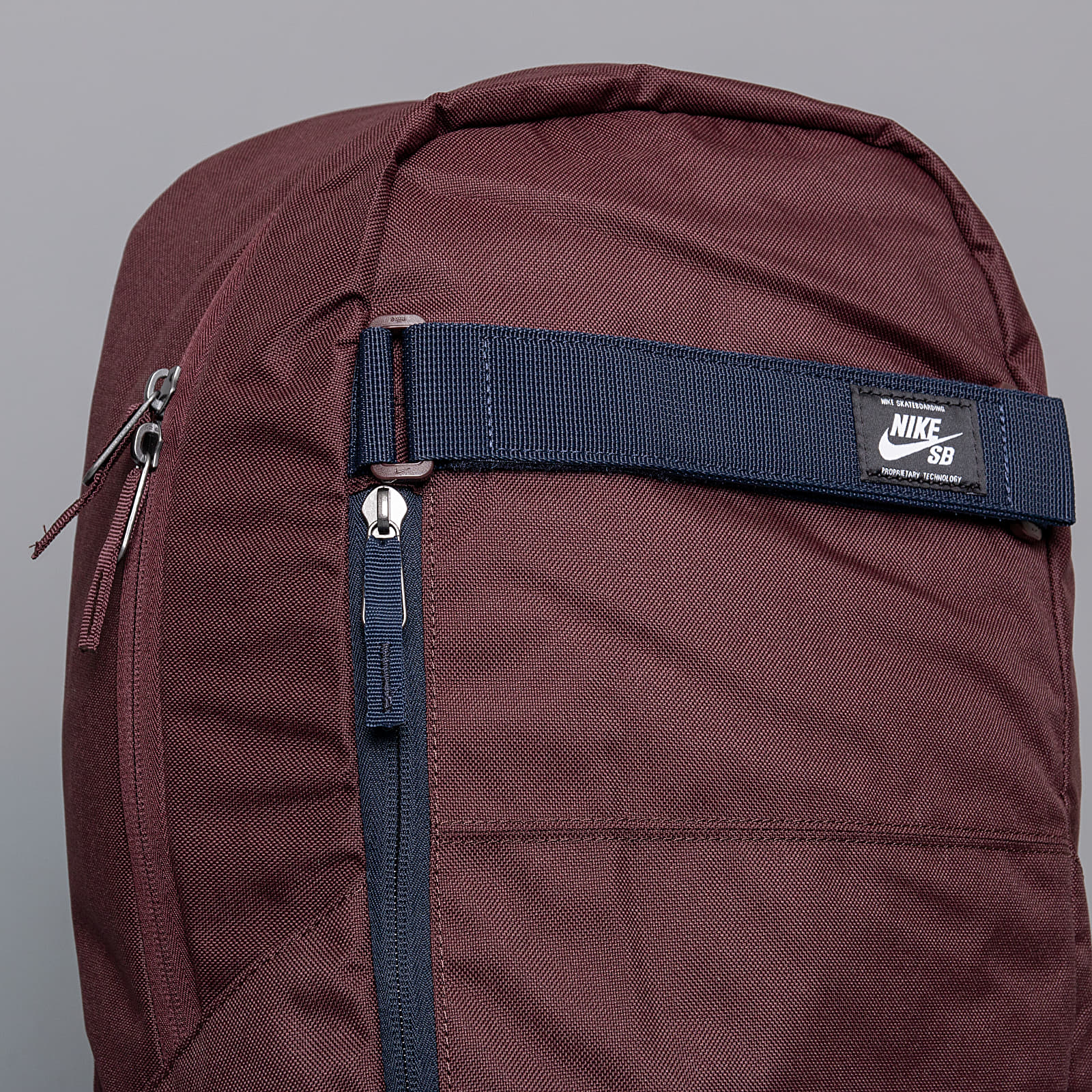 courthouse backpack nike sb Modern Skate & Surf Amplify your kids style quotient with this kids backpack from Nike Nike SB Courthouse Backpack -