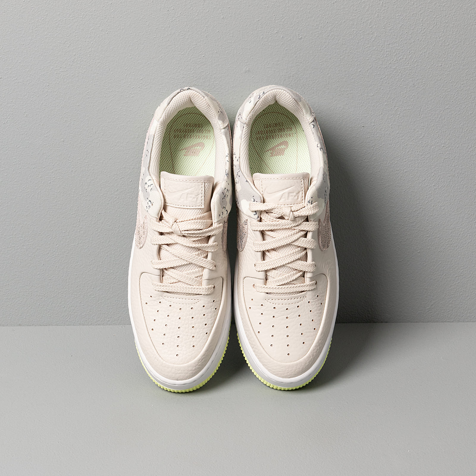 Încălțăminte și sneakerși pentru femei Nike W Air Force 1 Sage Lo Premium Light Orewood Brown/ Moon Particle-White
