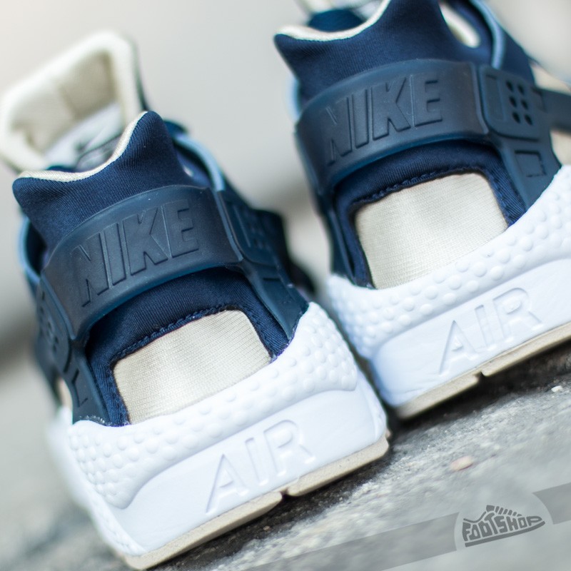 Nike huarache hotsell navy and white