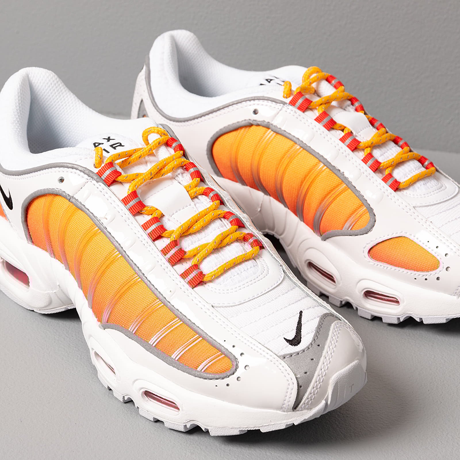Nike shop tailwind jaune