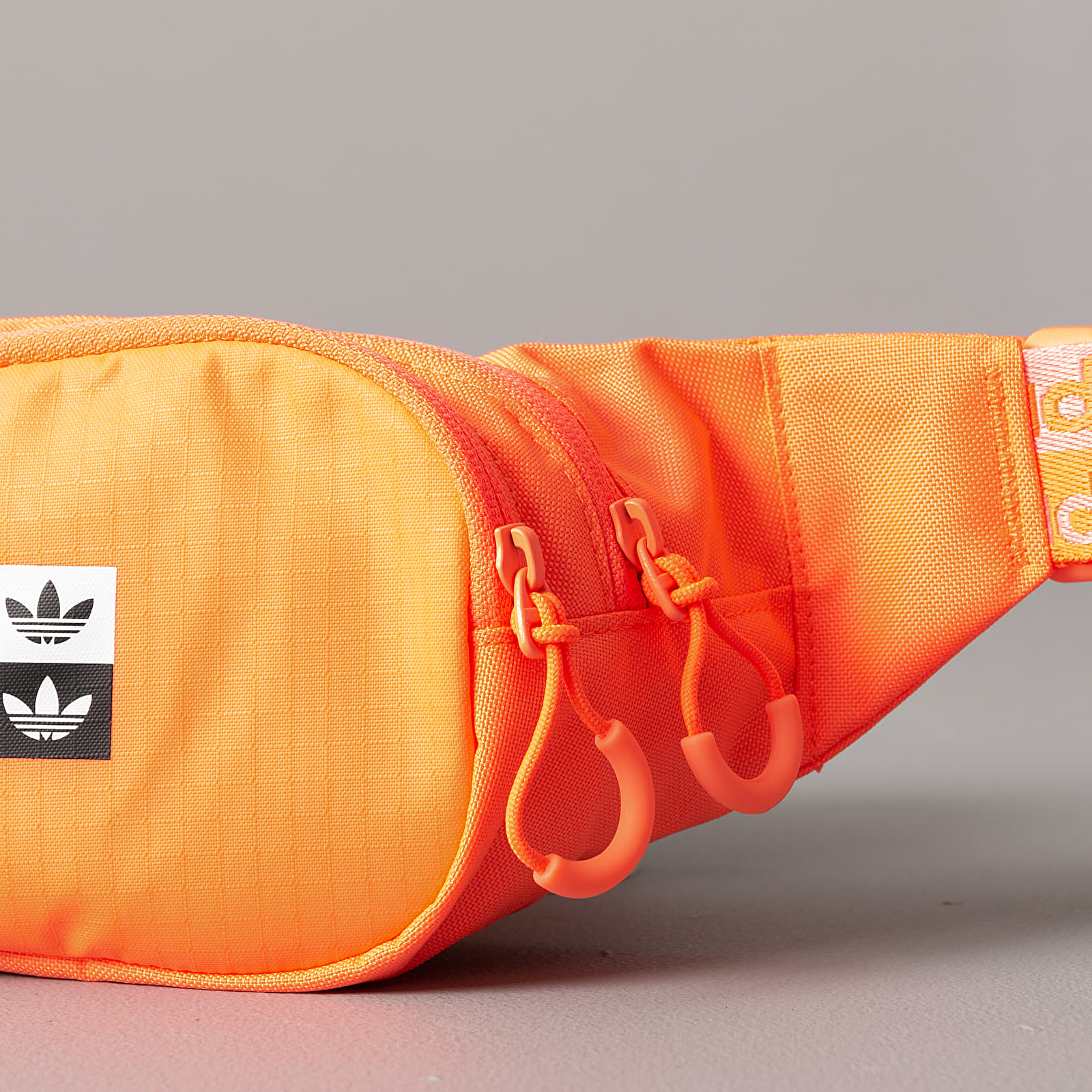 Hip nahrbtniki adidas RYV Waistbag Signal Coral