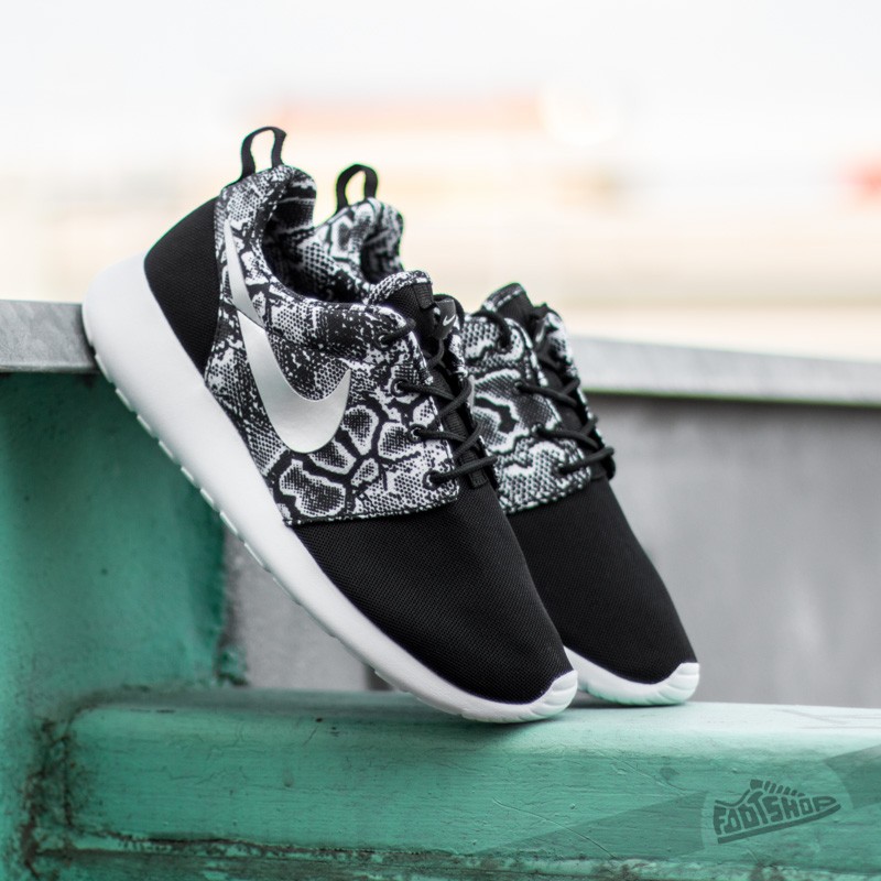 Women s shoes Wmns Nike Roshe One Print Black Metallic Silver