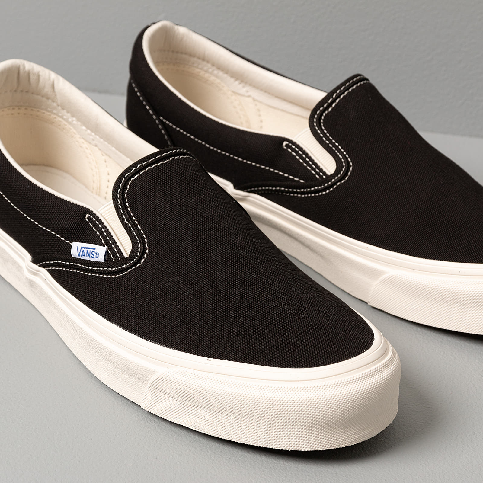Vans og slip on black white top