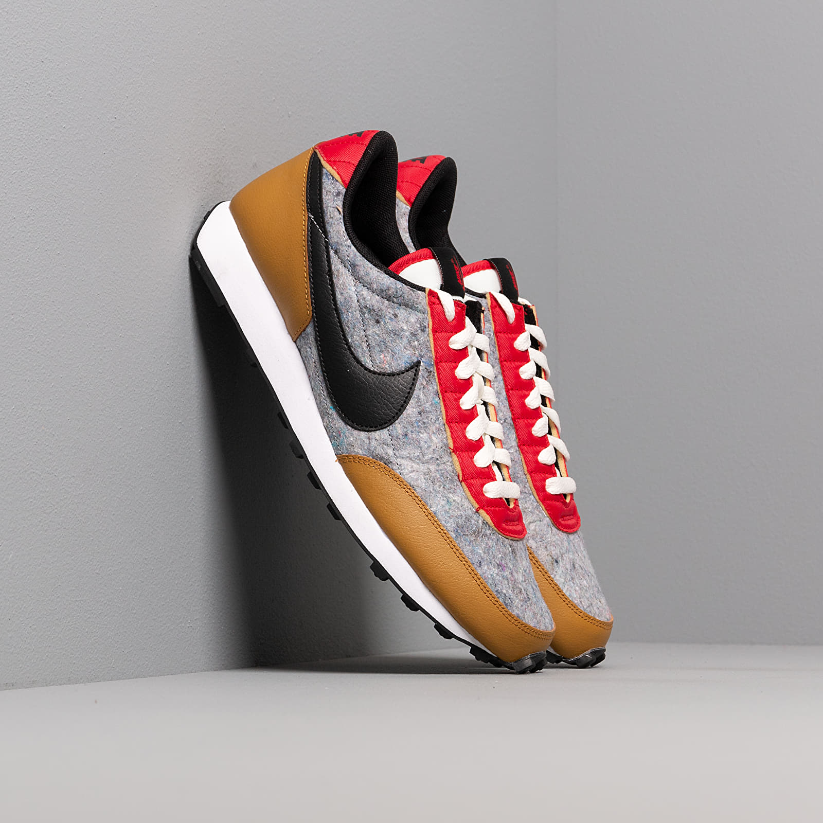 Buty damskie Nike W Daybreak QS Gold Suede/ Black-University Red-Sail |  Footshop