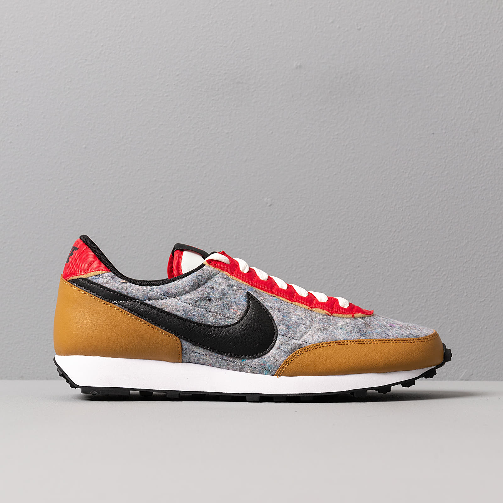Zapatillas mujer Nike W Daybreak QS Gold Suede/ Black-University Red-Sail