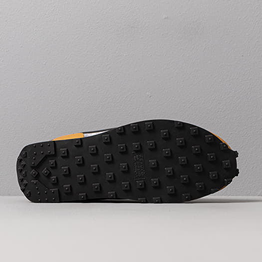 Women's shoes Nike W Daybreak QS Gold Suede/ Black-University Red