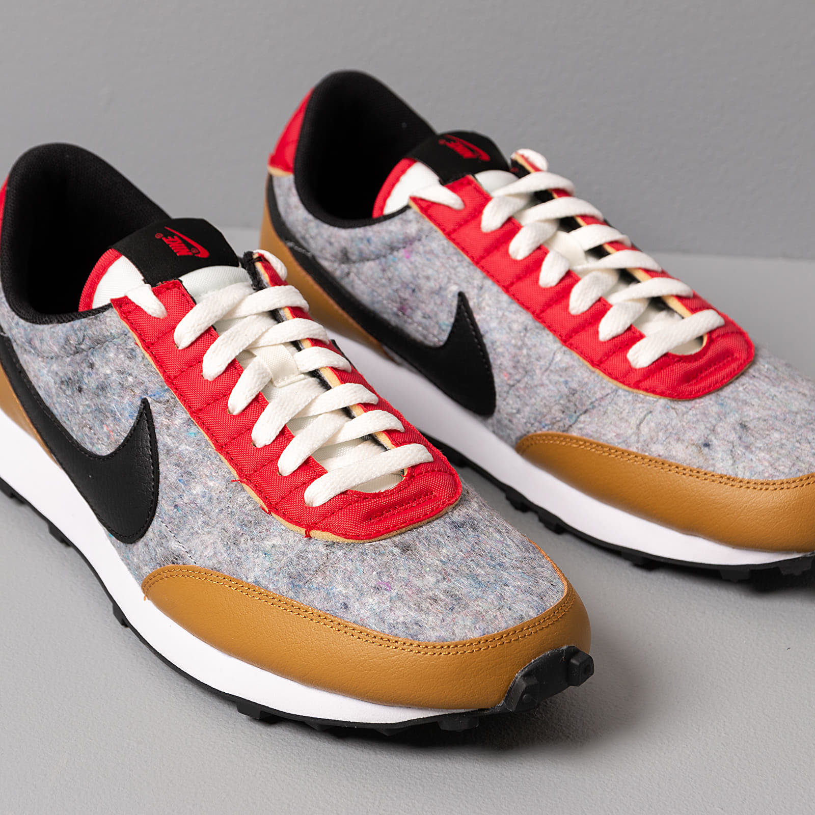 Zapatillas mujer Nike W Daybreak QS Gold Suede/ Black-University Red-Sail