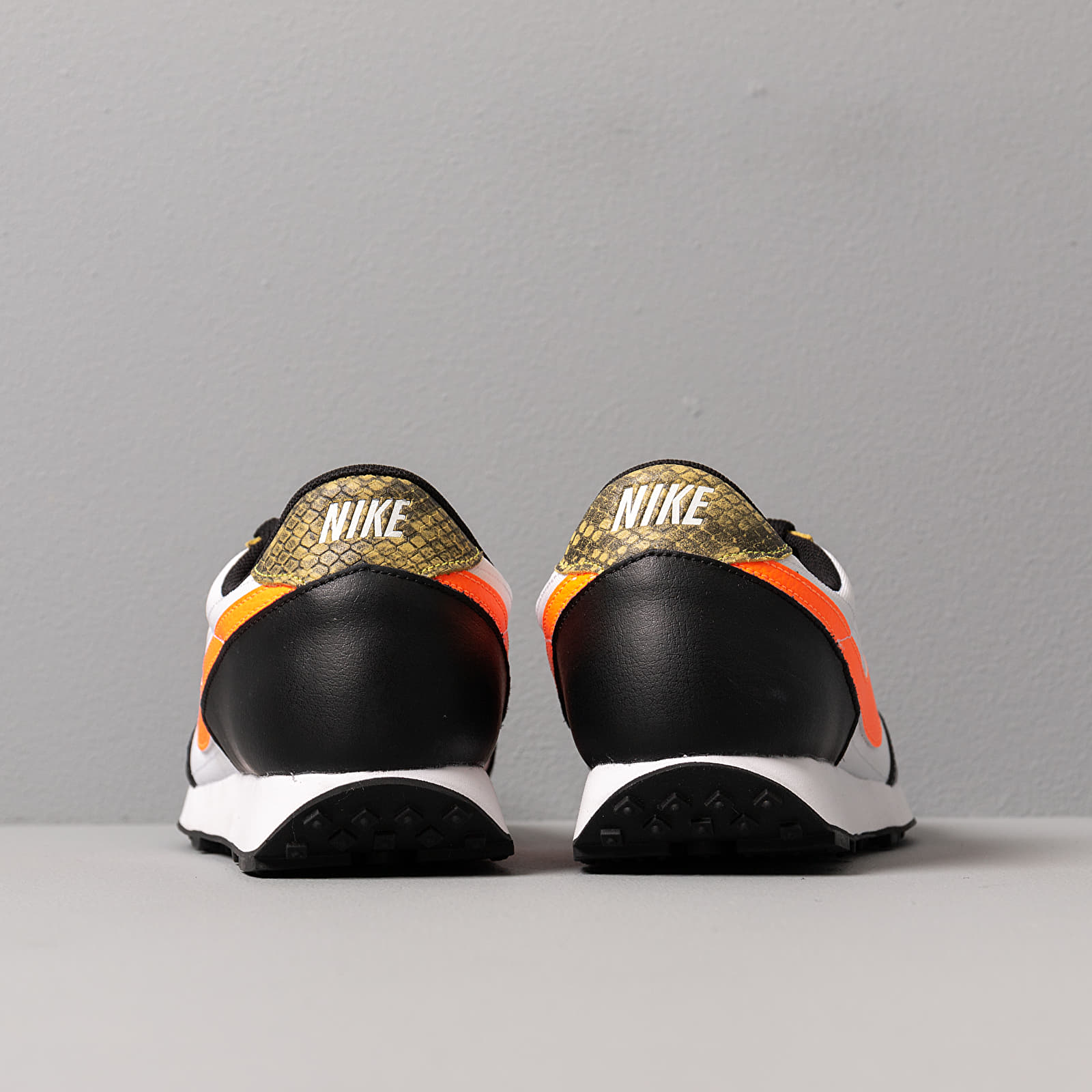 Chaussures et baskets femme Nike W Daybreak QS Black/ Total Orange-Dynamic Yellow-White