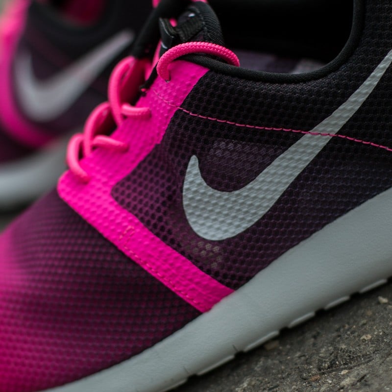 Black and pink nike roshe sales