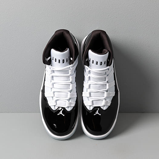 Jordan max aura black and white hotsell